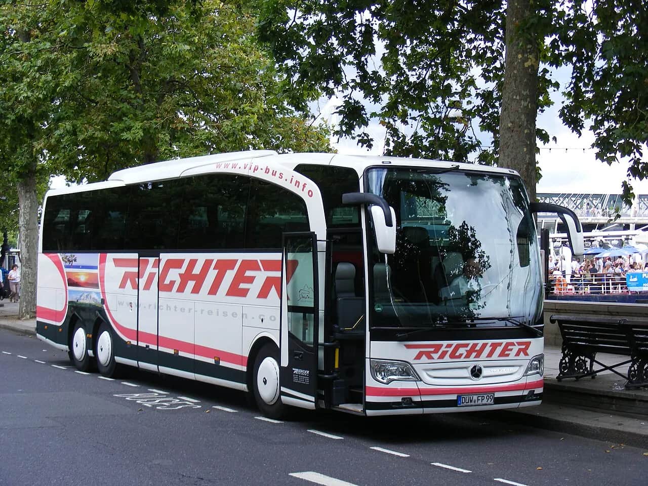 Ile waży autokar turystyczny? DMC, ładowność i bezpieczeństwo