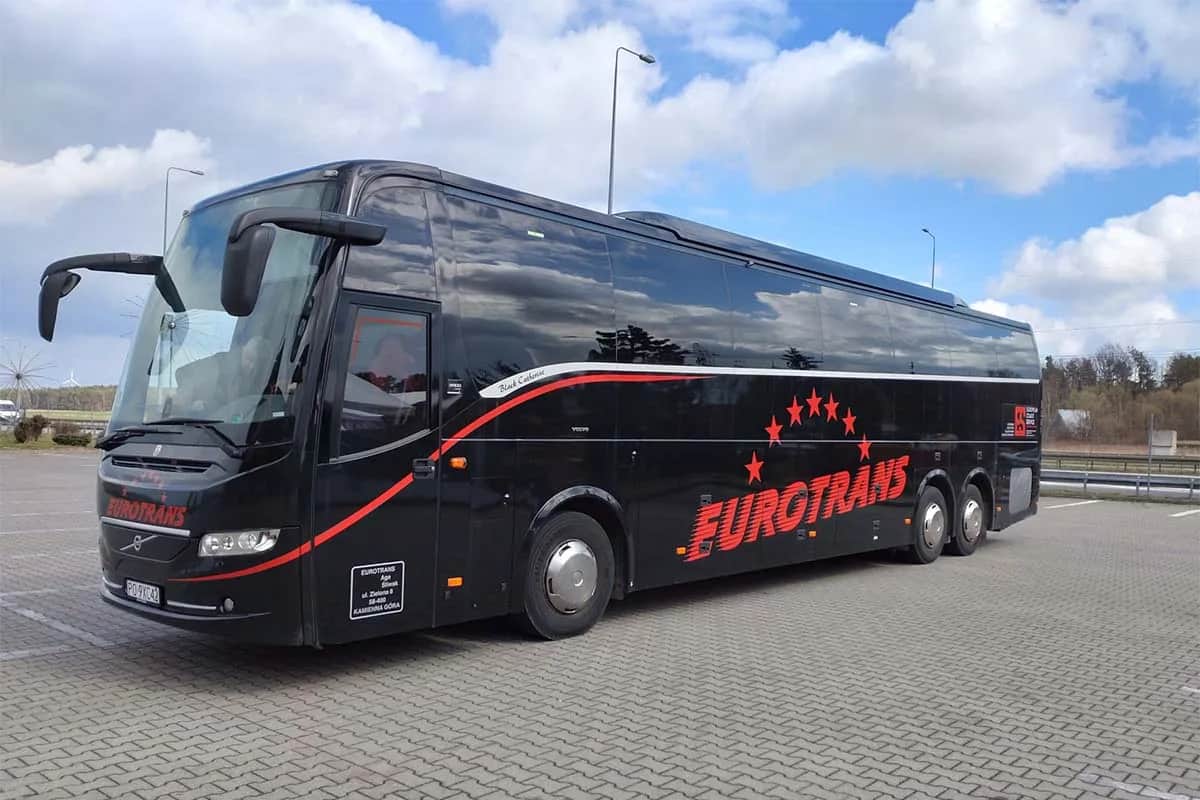 Ile miejsc ma duży autokar? Przewodnik po pojemnościach i wyborze