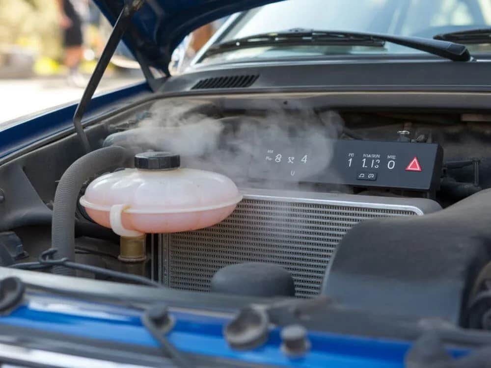 Gotuje się woda w chłodnicy? Przyczyny, pierwsza pomoc, koszty