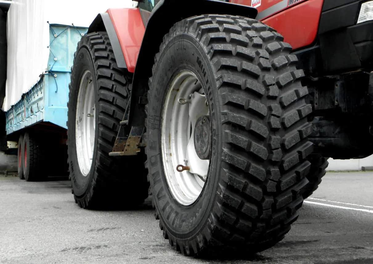 Opony do ciągnika: radialne czy diagonalne? Decyzja dla plonów.