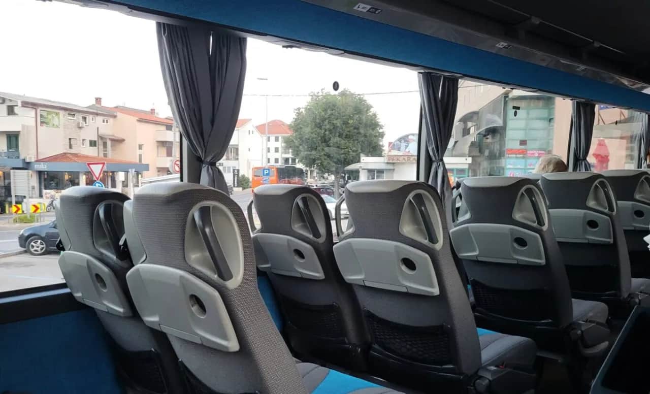 Toaleta w autokarze: jak działa i czego nie wolno robić?